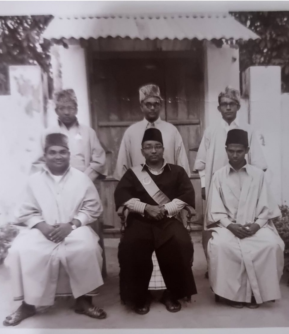 (ވ-ކ އިށީނދެވަޑައިގެން) ޝެއިޚު އޮޅިތެރެ ރަޝާދު، އުއްތަމަ ފަނޑިޔާރު މަނިކުފާނު ފަލީލަތުއްޝައިހު އަލްއުސްތާޒު މުހަންމަދު ޖަމީލް އަދި ޝެއިހު މޫސާ ޖަމީލް