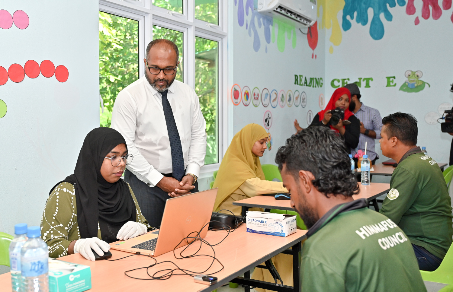 "ކުރަނގި" އޮޕަރޭޝަން ފެށުމުގެ ގޮތުން ކ. ހިންމަފުށީގައި ބިދޭސީއެއް މައުލޫމާތު އެއްކުރަމުން ދިޔައިރު، ހޯމްލޭންޑް މިނިސްޓަރު އަލީ އިހުސާން ކައިރީގައި މަޑުކުރައްވައިގެން.-- ފޮޓޯ: ނިޝާން އަލީ | މިހާރު