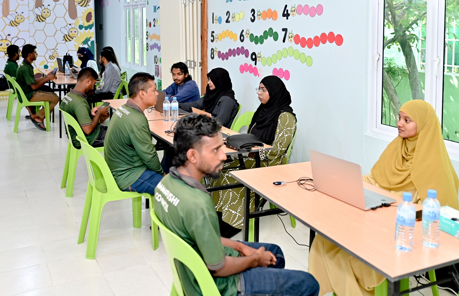 ބިދޭސީންގެ ފިންގަޕްރިންޓާއި ފޮޓޯ ނެގުމުގެ ގައުމީ ކެމްޕެއިން، "ކުރަނގި" ފެށުމަށްފަހު، ހިންމަފުށީގައި މަސައްކަތްކުރާ ބިދޭސީންތަކެއްގެ މައުލޫމާތު ނެގުމަށް މަޑުކޮށްލައިގެން.-- ފޮޓޯ: ނިޝާން އަލީ | މިހާރު