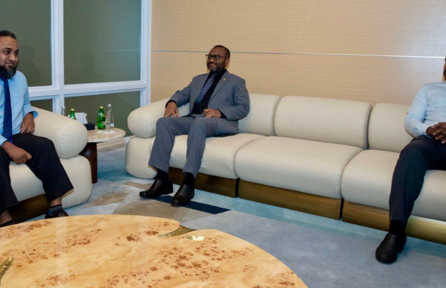 މިނިސްޓަރު ޝަހީމް އޯއައިސީ ސަމިޓަށް ފުރާވަޑައިގަތުމުގެ ކުރިން މިއަދު ވެލާނާ އިންޓަނޭޝަނަލް އެއާޕޯޓުގައި.