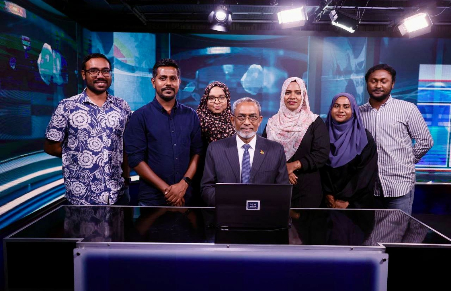 ޕީއެސްއެމްގެ މިހާރުގެ ޓީމުގެ ބައެއް މެމްބަރުން ޝަކީއްބެއާ އެކު ފޮޓޯއަކަށް ހުއްޓިގެން.-- ފޮޓޯ: ޕީއެސްއެމް