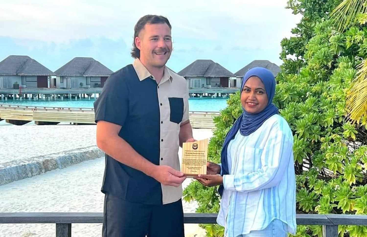 މުވައްޒަަފަކު ގެނބެނިކޮށް ސަލާމަތްކުރި ބޭރުގެ ޓޫރިސްޓެއްގެ އަގުވަޒަންކުރުމަށް ހަނދާނީ ފިލައެއް ދެނީ.