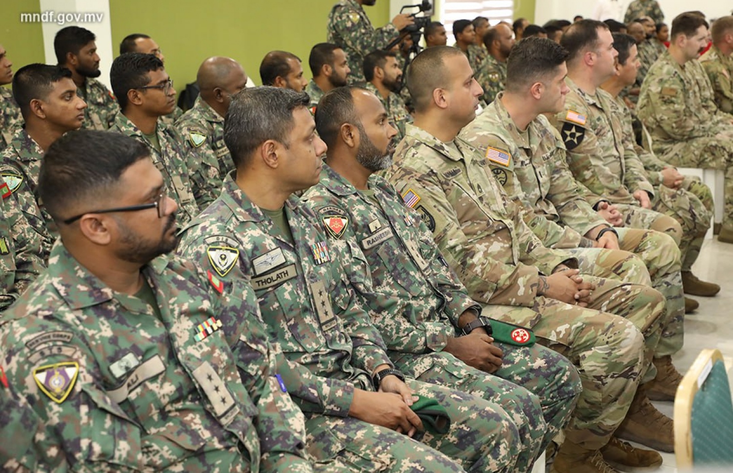 ރާއްޖޭގައި މިއަދު ފެށި އެމެރިކާ އާއި ދިވެހި ސިފައިންގެ ތަމްރީނުތަކުގައި ބައިވެރިވާ ބައެއް ސިފައިން.---ފޮޓޯ: އެމްއެންޑީއެފް