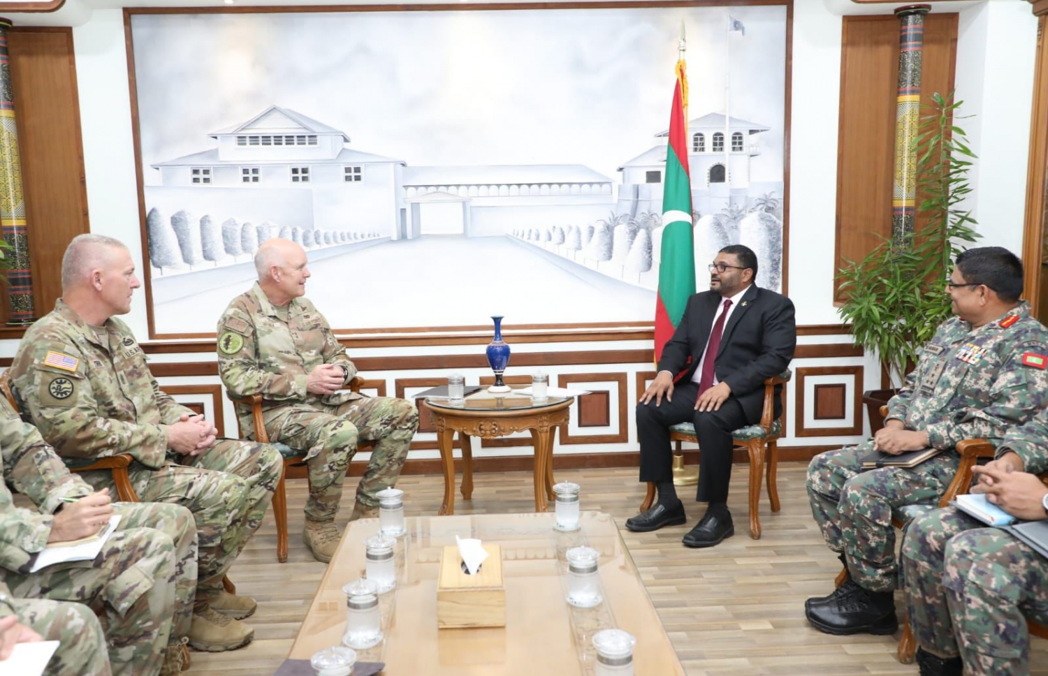 ރާއްޖޭގެ ޑިފެންސް މިނިސްޓަރު ޣައްސާނާއި މޮންޓާނާ ނޭޝަނަލް ގާޑުގެ އެޖުޓަންޓް ޖެނެރަލް، މޭޖަ ޖެނެރަލް ޕީޓަ ރޮނެކް މިއަދު ބައްދަލުކުރައްވަނީ.---ފޮޓޯ: ޑިފެންސް މިނިސްޓްރީ