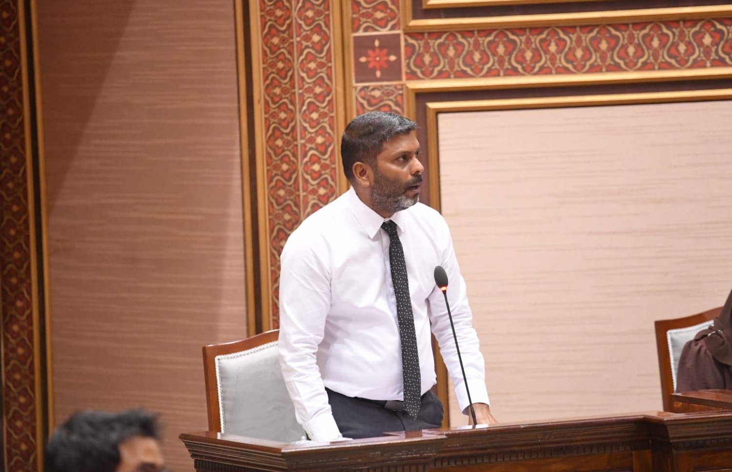 ސްޕޯޓްސް މިނިސްޓަރު ރާފިއު، ރައްޔިތުންގެ މަޖިލީހުގެ މިއަދުގެ ޖަލްސާގައި މެންބަރުންގެ ސުވާލުތަކަށް ޖަވާބު ދެއްވަނީ.--- ފޮޓޯ: މަޖިލިސް