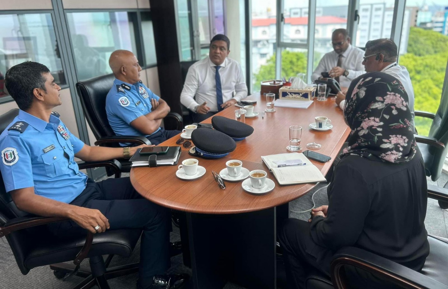 އެއާޕޯޓް ޓެކްސީ ކިއުގެ މައްސަލަ ހައްލު ކުރުމަށް ހޯމް މިނިސްޓަރު އިހުސާނާއި ޓްރާންސްޕޯޓް މިނިސްޓަރު އަމީން އަދި ޑެޕިއުޓީ ކޮމިޝަނަރު ފަރުހާދާއި އެ އިދާރާތަކުގެ އެހެން އިސްވެރިން އިއްޔެ މަޝްވަރާ ކުރައްވަނީ.