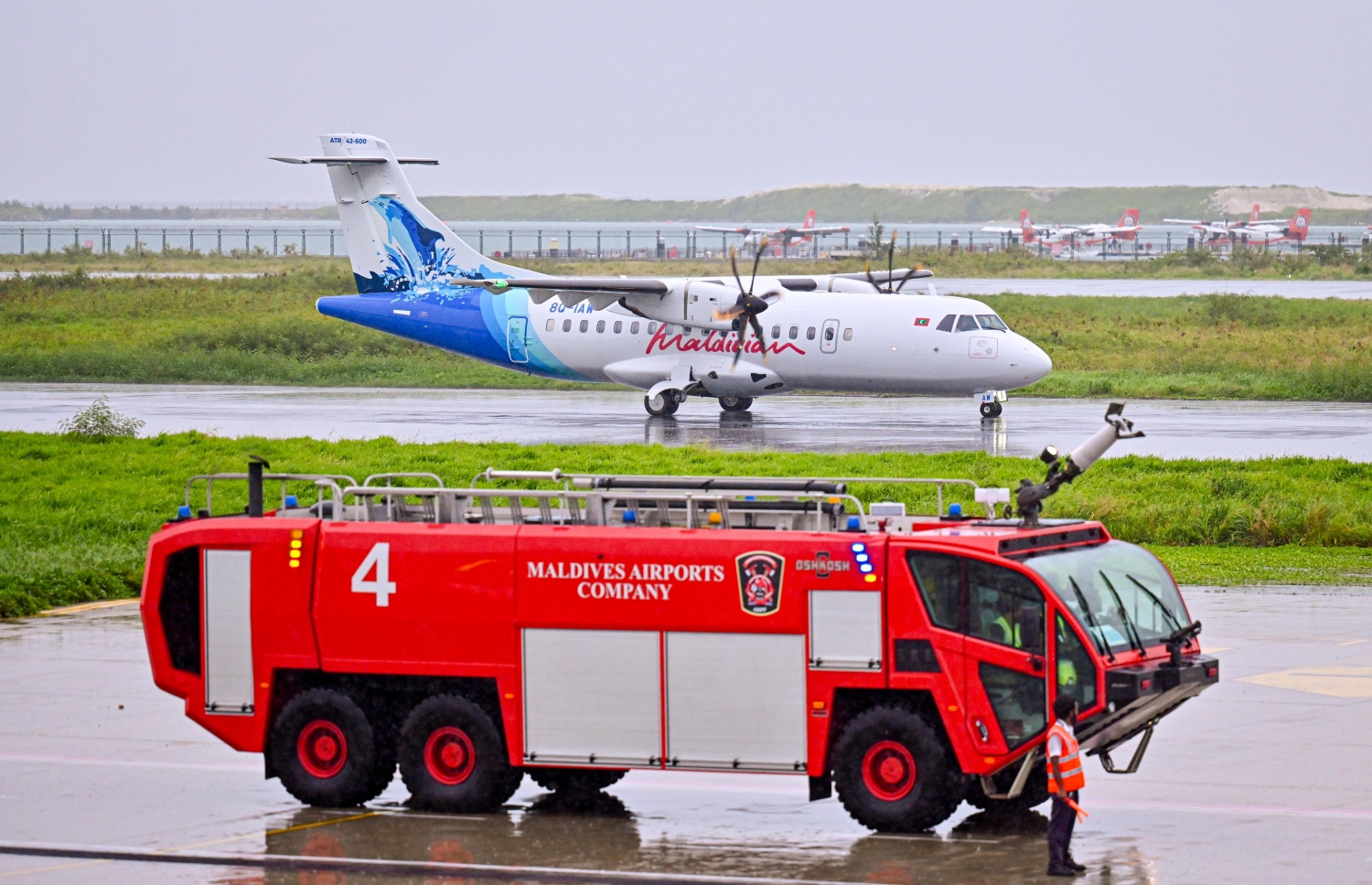 މޯލްޑިވިއަން އިން މިއަދު ގެނައި އޭޓީއާރް މަތިންދާ ބޯޓު. އެ ބޯޓާ އެކު މިހާރު އެ އެއާލައިންގެ ދަށުން އޭޓީއާރް ހަތަރު ބޯޓު ހިދުމަތް ދޭނެ -- ފޮޓޯ: ނިޝާން އަލީ / މިހާރު