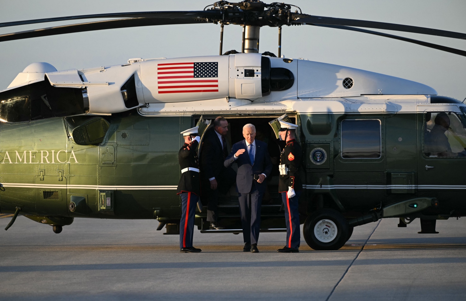 އެމެރިކާގެ ރައީސް ޖީ ބައިޑަން ހެލިކޮޕްޓަރުން ފައިބައިވަޑައިގަންނަވަނީ. --ފޮޓޯ: އޭއެފްޕީ