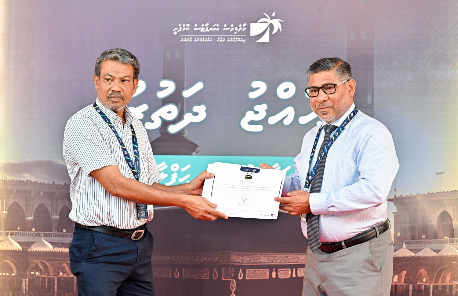 މި އަހަރުގެ ހައްޖުގެ އަޅުކަމަށް އެމްއޭސީއެލް އިން ފޮނުވާ މުވައްޒަފަކާ އެ ކުންފުނީގެ އެމްޑީ ޝަރީފު (ކ) ލިޔުން ހަވާލު ކުރައްވަނީ.---ފޮޓޯ: ނިޝާން އަލީ| މިހާރު