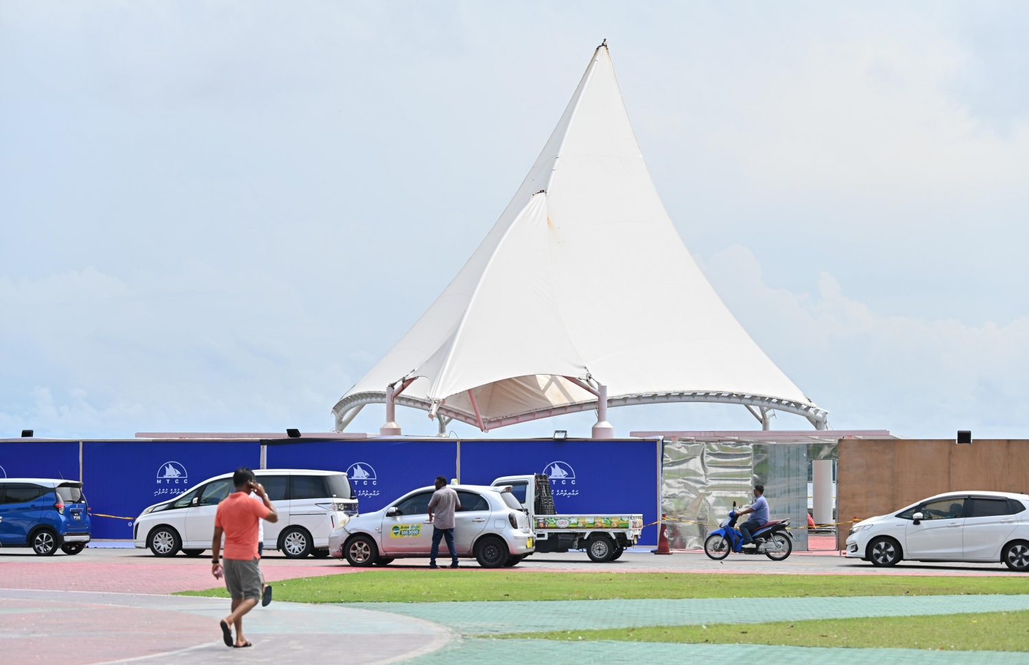 ރަސްމީ ފާލަން، އިއްޒުއްދީން ފާލަން މަރާމާތުކުރުމަށް އެ ސަރަހައްދު ފިލާ ޖަހައިގެން ބަންދުކޮށްފައި.-- ފޮޓޯ: ނިޝާން އަލީ | މިހާރު