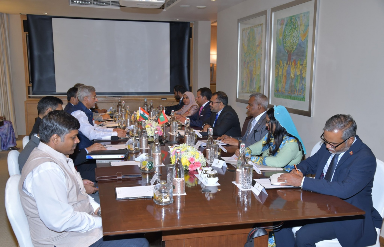 ރާއްޖޭގެ ފޮރިން މިނިސްޓަރު ޒަމީރާއި އިންޑިއާގެ އެކްސްޓާނަލް އެފެއާޒް މިނިސްޓަރު ޖައިޝަންކަރު މިއަދު ބައްދަލުކުރައްވައި ދެ ގައުމުގެ ވާހަކަތައް ކުރިއަށް ގެންދަވަނީ.