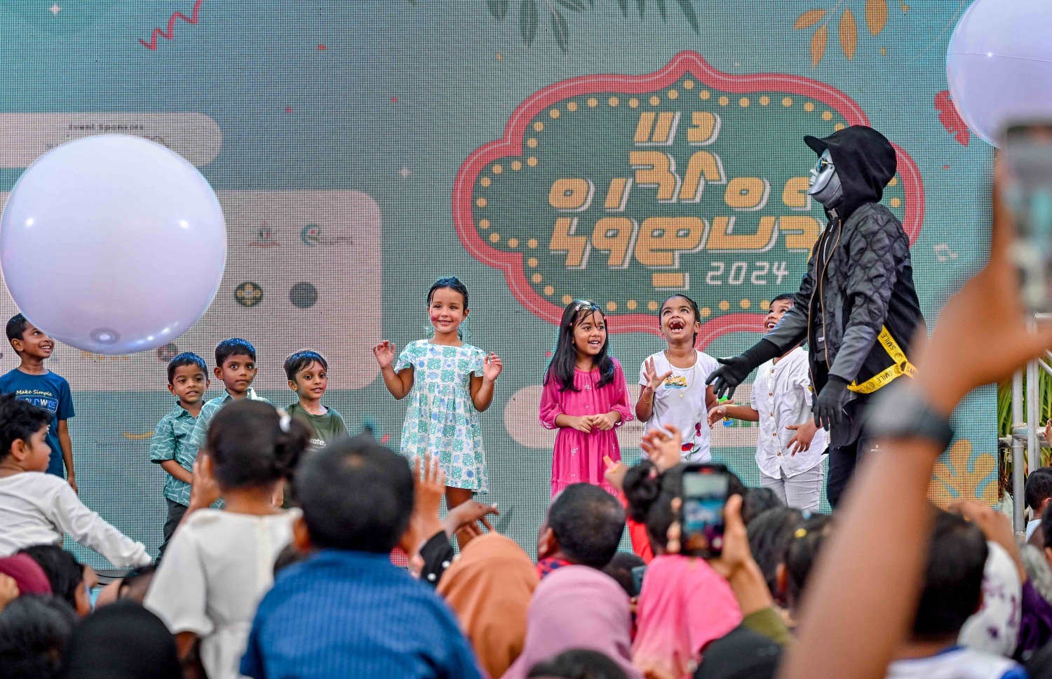 މިއަދު ފާހަގަކުރާ ބައިނަލްއަގްވާމީ ކުޑަކުދިންގެ ދުވަހުގެ މުނާސަބަތުގައި މިއަދު ހުޅުމާލޭ ސެންޓްރަލް ޕާކްގައި ފެށި "އުފާ ފެސްޓިވަލް"ގައި ކުރިއަށް ގެންދިޔަ ހަރަކާތްތަކުގައި ކުޑަކުދިން ނަށަނީ.-- ފޮޓޯ: ނިޝާން އަލީ | މިހާރު