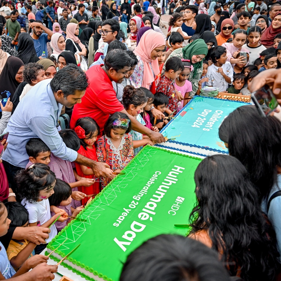 މިއަދު ފާހަގަކުރާ ބައިނަލްއަގްވާމީ ކުޑަކުދިންގެ ދުވަހުގެ މުނާސަބަތުގައި މިއަދު ހުޅުމާލޭ ސެންޓްރަލް ޕާކްގައި ފެށި "އުފާ ފެސްޓިވަލް"ގައި ކޭކު ފަޅަނީ .-- ފޮޓޯ: ނިޝާން އަލީ | މިހާރު