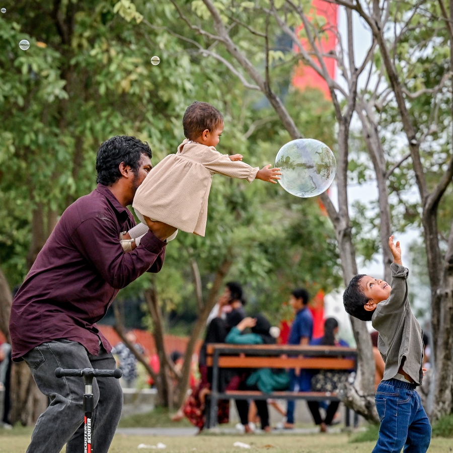 މިއަދު ފާހަގަކުރާ ބައިނަލްއަގްވާމީ ކުޑަކުދިންގެ ދުވަހުގެ މުނާސަބަތުގައި މިއަދު ހުޅުމާލޭ ސެންޓްރަލް ޕާކްގައި ފެށި "އުފާ ފެސްޓިވަލް"ގައި ކުރިއަށް ގެންދިޔަ ހަރަކާތްތަކުގައި ކުޑަކުއްޖަކު ބައިވެރިވަނީ.-- ފޮޓޯ: ނިޝާން އަލީ | މިހާރު