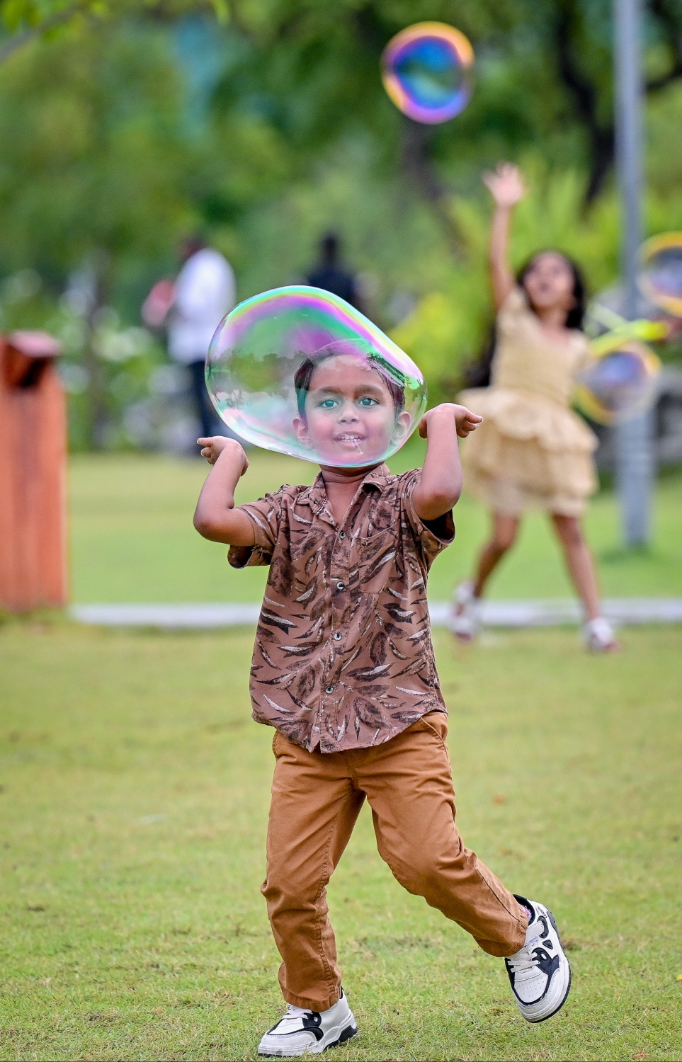 މިއަދު ފާހަގަކުރާ ބައިނަލްއަގްވާމީ ކުޑަކުދިންގެ ދުވަހުގެ މުނާސަބަތުގައި މިއަދު ހުޅުމާލޭ ސެންޓްރަލް ޕާކްގައި ފެށި "އުފާ ފެސްޓިވަލް"ގައި ކުރިއަށް ގެންދިޔަ ހަރަކާތްތަކުގައި ކުޑަކުއްޖަކު ބައިވެރިވަނީ.-- ފޮޓޯ: ނިޝާން އަލީ | މިހާރު