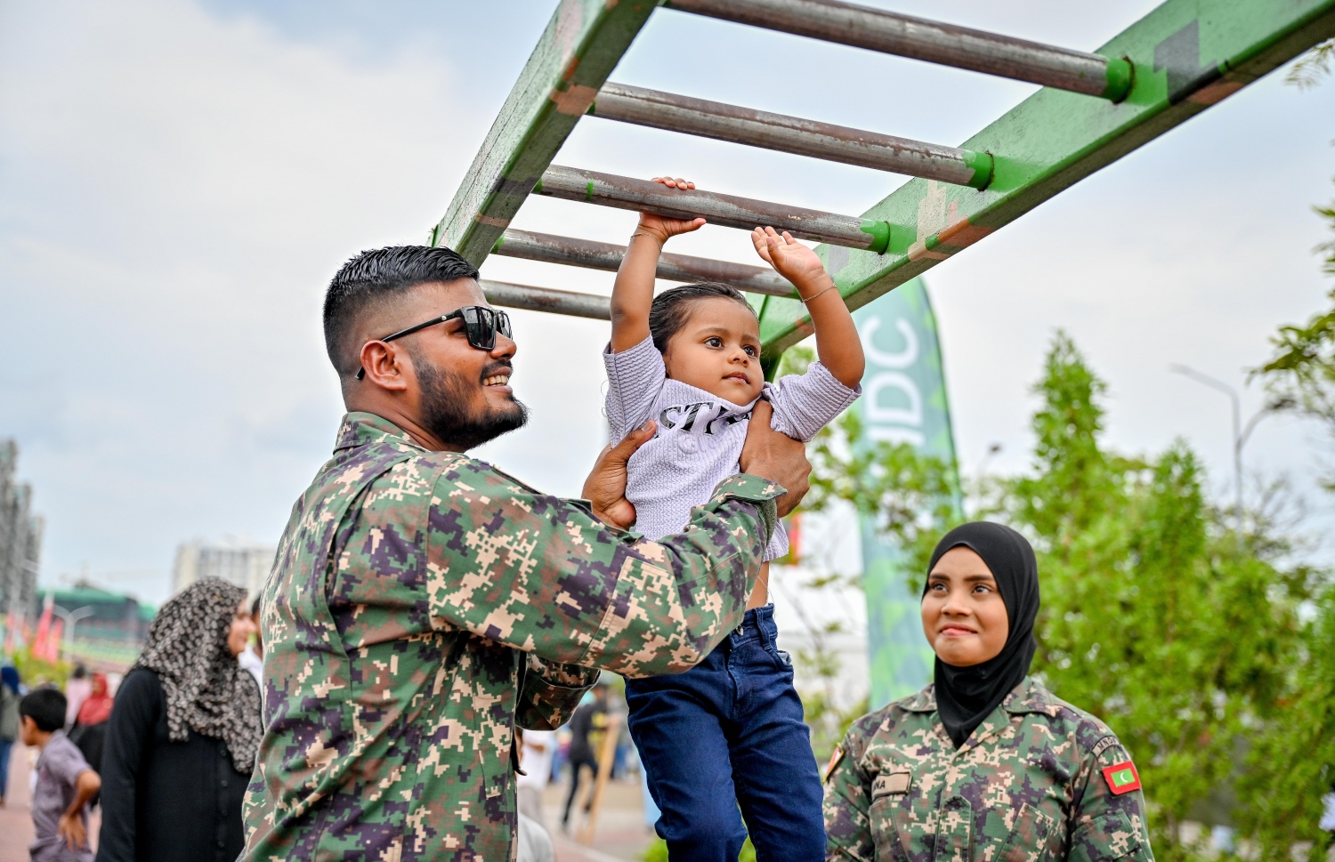 މިއަދު ފާހަގަކުރާ ބައިނަލްއަގްވާމީ ކުޑަކުދިންގެ ދުވަހުގެ މުނާސަބަތުގައި މިއަދު ހުޅުމާލޭ ސެންޓްރަލް ޕާކްގައި ފެށި "އުފާ ފެސްޓިވަލް"ގެ ސިފައިން ކުރިއަށް ގެންދިޔަ ހަރަކާތްތަކުގައި ކުޑަކުއްޖަކު ބައިވެރިވަނީ.-- ފޮޓޯ: ނިޝާން އަލީ | މިހާރު