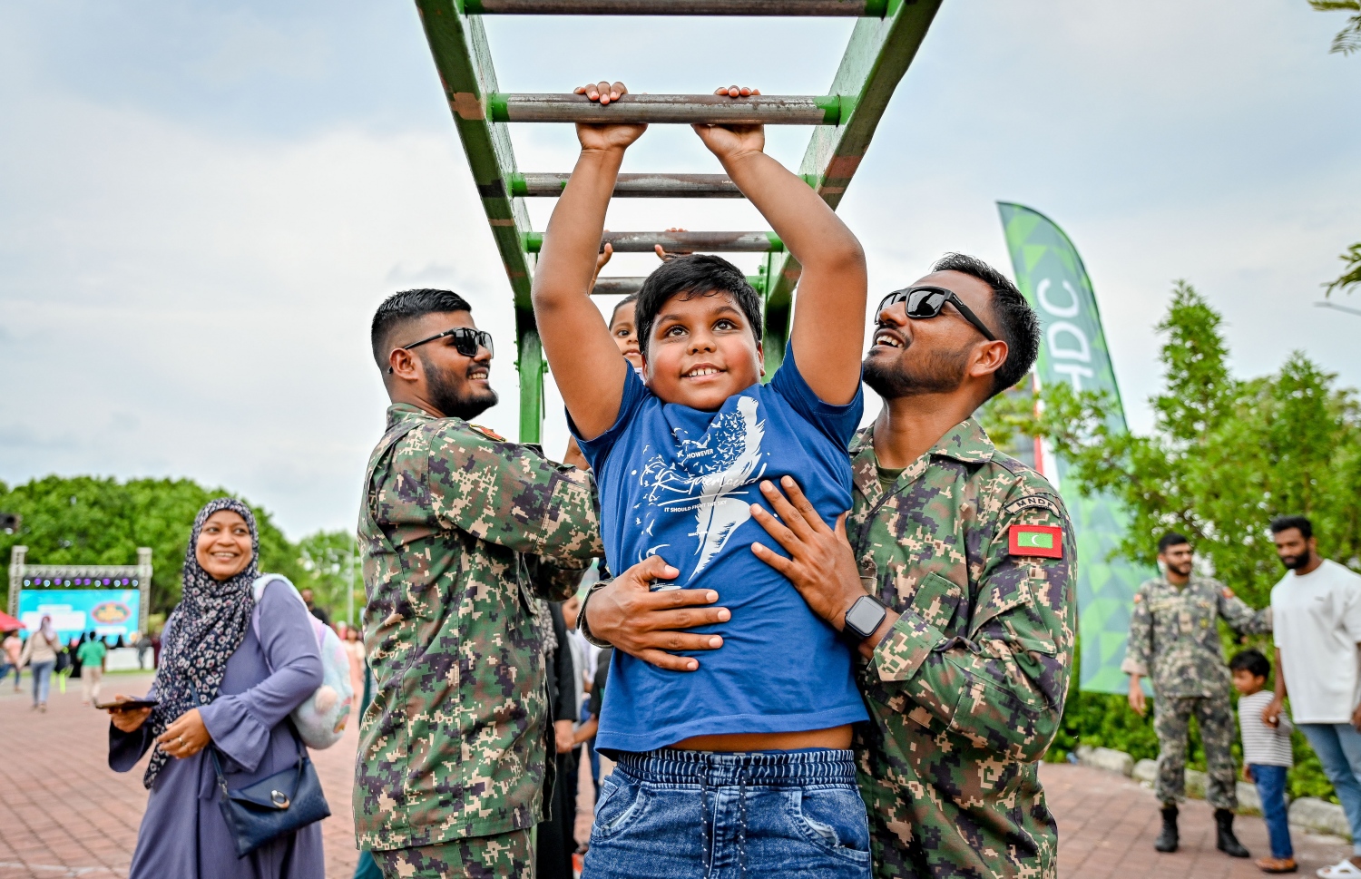 މިއަދު ފާހަގަކުރާ ބައިނަލްއަގްވާމީ ކުޑަކުދިންގެ ދުވަހުގެ މުނާސަބަތުގައި މިއަދު ހުޅުމާލޭ ސެންޓްރަލް ޕާކްގައި ފެށި "އުފާ ފެސްޓިވަލް"ގެ ސިފައިން ކުރިއަށް ގެންދިޔަ ހަރަކާތްތަކުގައި ކުޑަކުއްޖަކު ބައިވެރިވަނީ.-- ފޮޓޯ: ނިޝާން އަލީ | މިހާރު