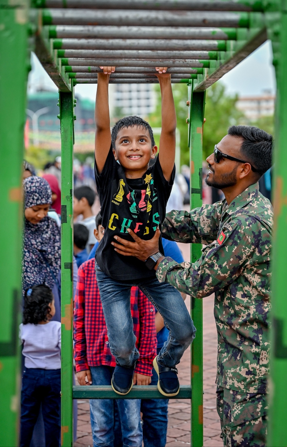 މިއަދު ފާހަގަކުރާ ބައިނަލްއަގްވާމީ ކުޑަކުދިންގެ ދުވަހުގެ މުނާސަބަތުގައި މިއަދު ހުޅުމާލޭ ސެންޓްރަލް ޕާކްގައި ފެށި "އުފާ ފެސްޓިވަލް"ގެ ސިފައިން ކުރިއަށް ގެންދިޔަ ހަރަކާތްތަކުގައި ކުޑަކުއްޖަކު ބައިވެރިވަނީ.-- ފޮޓޯ: ނިޝާން އަލީ | މިހާރު