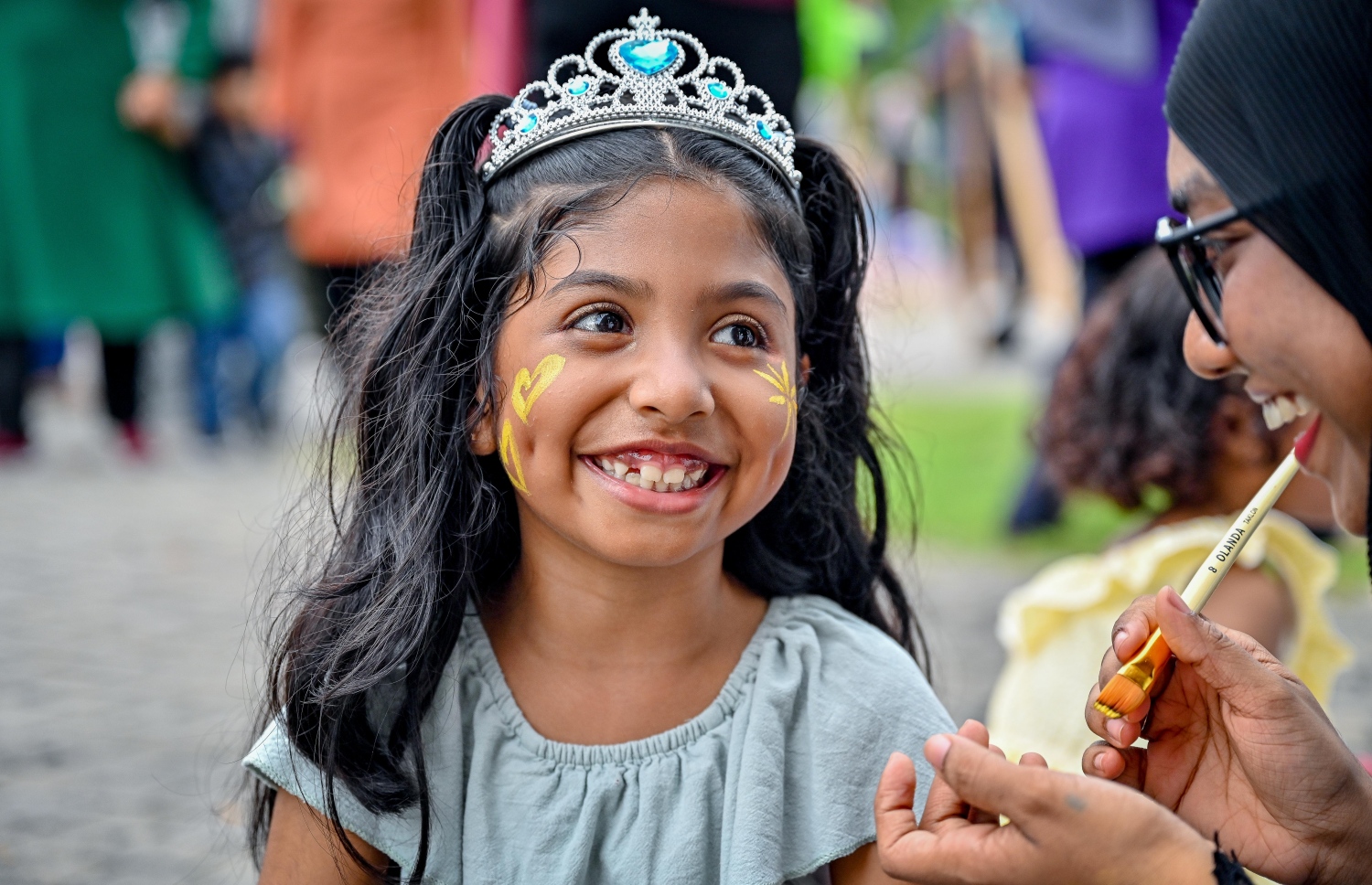 މިއަދު ފާހަގަކުރާ ބައިނަލްއަގްވާމީ ކުޑަކުދިންގެ ދުވަހުގެ މުނާސަބަތުގައި މިއަދު ހުޅުމާލޭ ސެންޓްރަލް ޕާކްގައި ފެށި "އުފާ ފެސްޓިވަލް"ގެ ސްޓޯލަކުން ކުޑަކުއްޖަކު މޫނުގައި ކުލަ ޖައްސަނީ.-- ފޮޓޯ: ނިޝާން އަލީ | މިހާރު