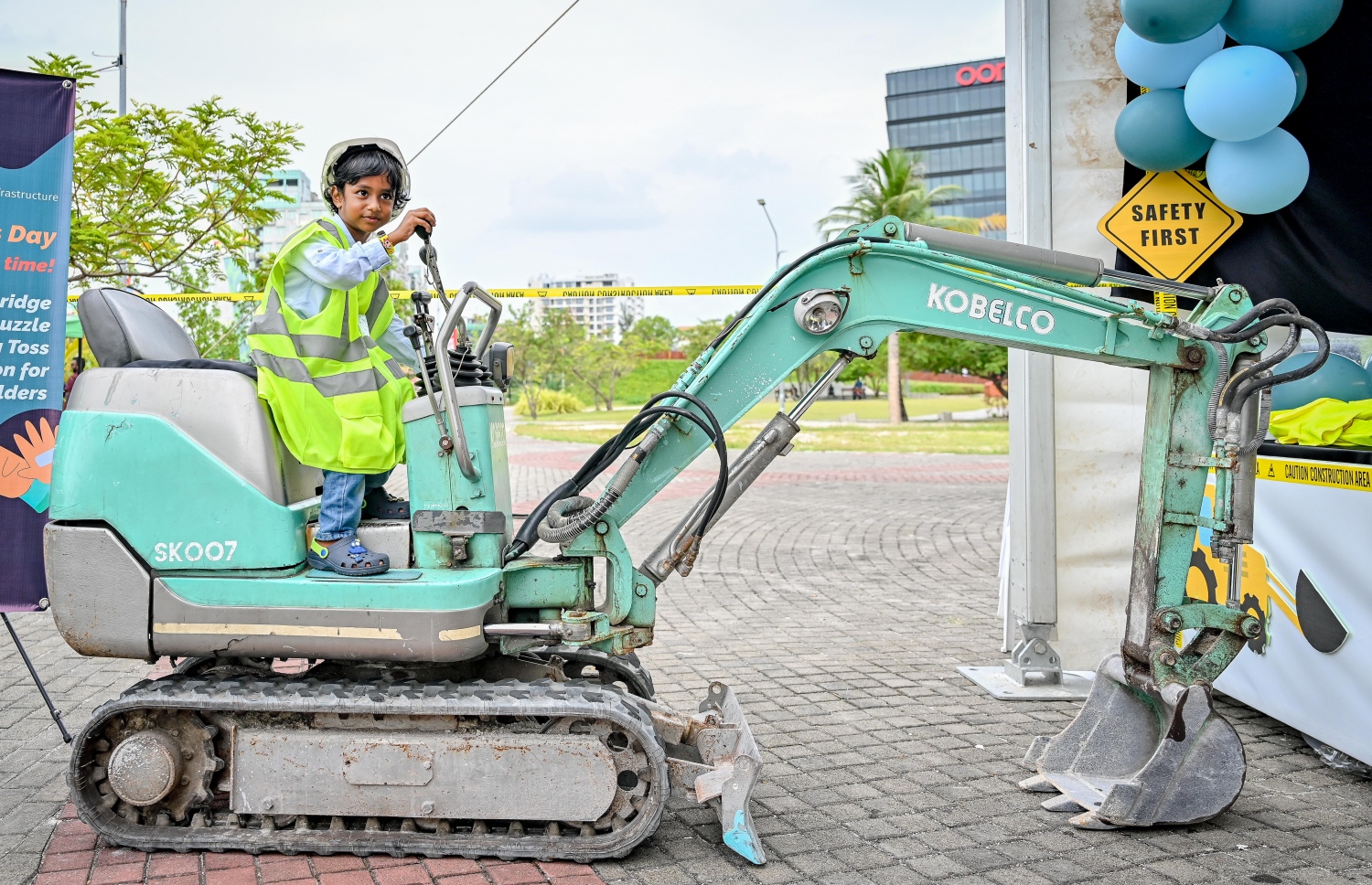 މިއަދު ފާހަގަކުރާ ބައިނަލްއަގްވާމީ ކުޑަކުދިންގެ ދުވަހުގެ މުނާސަބަތުގައި މިއަދު ހުޅުމާލޭ ސެންޓްރަލް ޕާކްގައި ފެށި "އުފާ ފެސްޓިވަލް"ގެ ސްޓޯލަކުން ކުރިއަށް ގެންދިޔަ ހަރަކާތްތަކުގައި ކުޑަކުއްޖަކު ބައިވެރިވަނީ.-- ފޮޓޯ: ނިޝާން އަލީ | މިހާރު