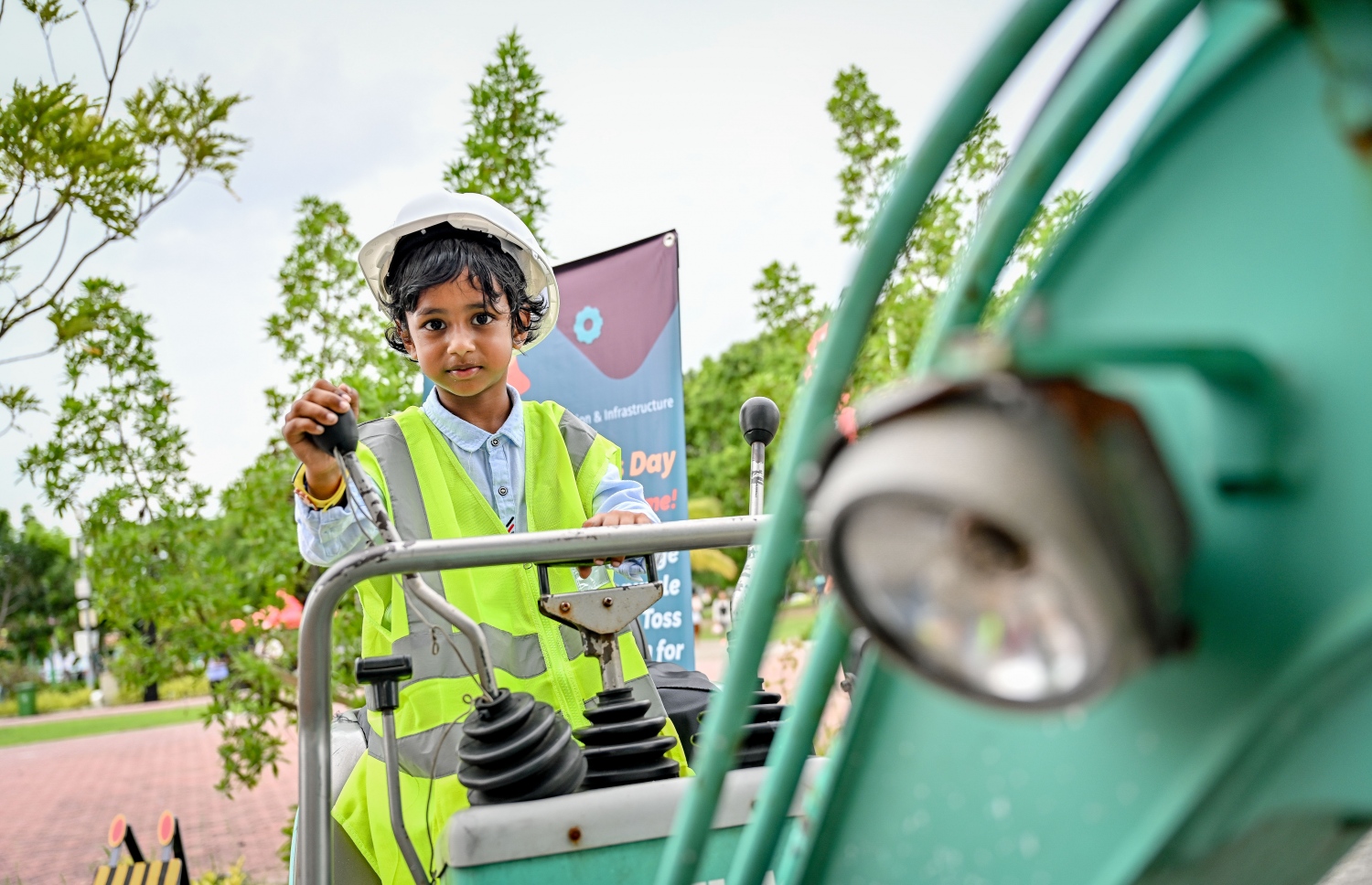 މިއަދު ފާހަގަކުރާ ބައިނަލްއަގްވާމީ ކުޑަކުދިންގެ ދުވަހުގެ މުނާސަބަތުގައި މިއަދު ހުޅުމާލޭ ސެންޓްރަލް ޕާކްގައި ފެށި "އުފާ ފެސްޓިވަލް"ގެ ސްޓޯލަކުން ކުރިއަށް ގެންދިޔަ ހަރަކާތްތަކުގައި ކުޑަކުދިން ބައިވެރިވަނީ.-- ފޮޓޯ: ނިޝާން އަލީ | މިހާރު