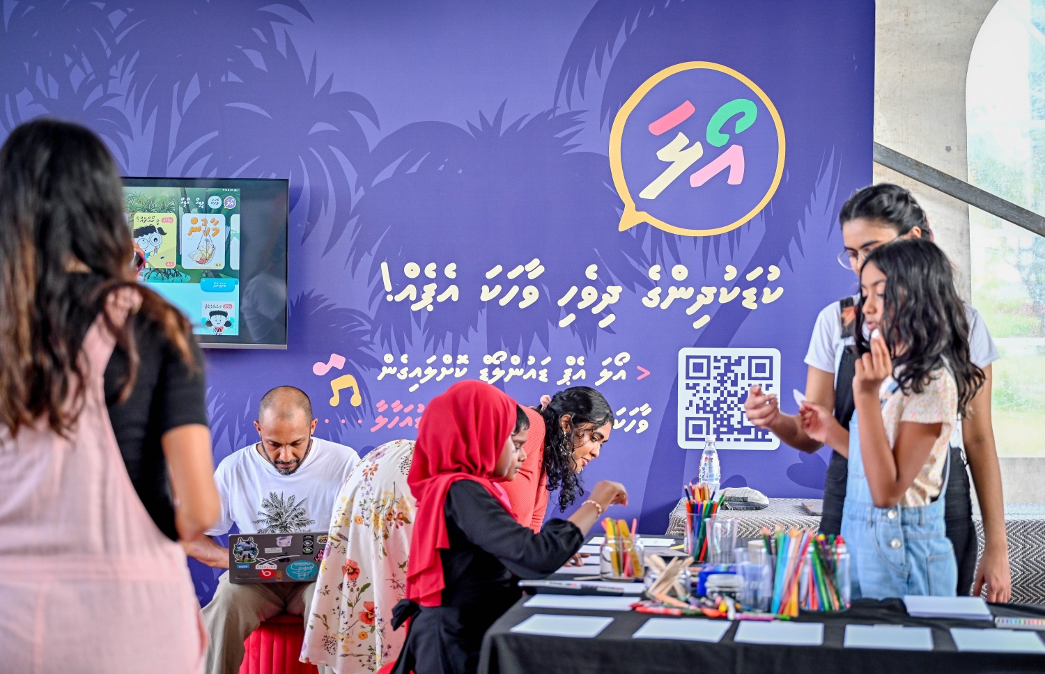 މިއަދު ފާހަގަކުރާ ބައިނަލްއަގްވާމީ ކުޑަކުދިންގެ ދުވަހުގެ މުނާސަބަތުގައި މިއަދު ހުޅުމާލޭ ސެންޓްރަލް ޕާކްގައި ފެށި "އުފާ ފެސްޓިވަލް"ގެ ސްޓޯލަކުން ކުރިއަށް ގެންދިޔަ ހަރަކާތްތަކުގައި ކުޑަކުދިން ބައިވެރިވަނީ.-- ފޮޓޯ: ނިޝާން އަލީ | މިހާރު