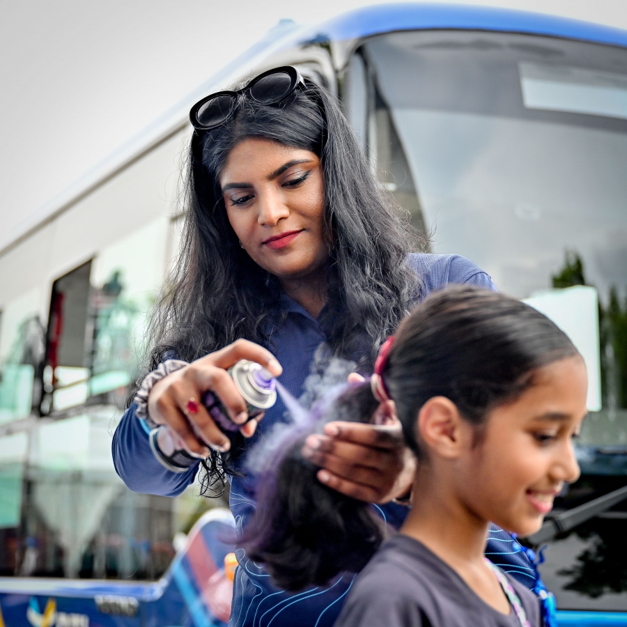 މިއަދު ފާހަގަކުރާ ބައިނަލްއަގްވާމީ ކުޑަކުދިންގެ ދުވަހުގެ މުނާސަބަތުގައި މިއަދު ހުޅުމާލޭ ސެންޓްރަލް ޕާކްގައި ފެށި "އުފާ ފެސްޓިވަލް"ގެ އެމްޓީސީސީގެ ސްޓޯލުން ކުރިއަށް ގެންދިޔަ ހަރަކާތްތަކުގައި ކުޑަކުއްޖަކު ބައިވެރިވަނީ.-- ފޮޓޯ: ނިޝާން އަލީ | މިހާރު