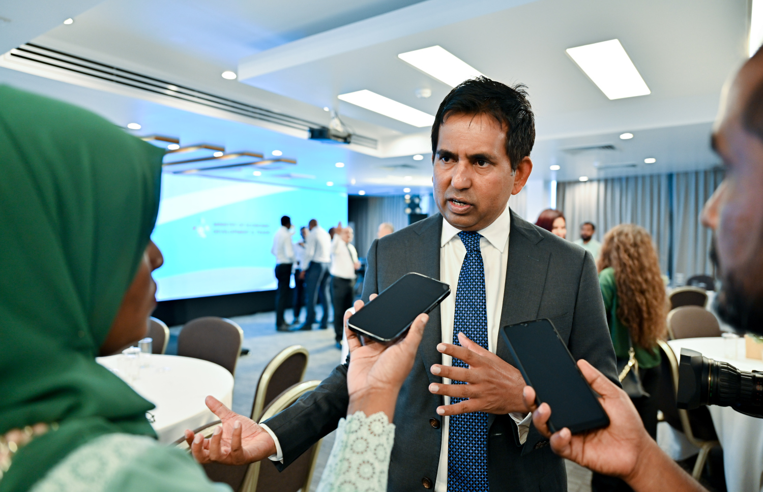 މިނިސްޓަރު ސައީދު ނޫސްވެރިންނާ ވާހަކަ ދައްކަވަނީ: ޗައިނާގެ އެފްޓީއޭ އަަށް މިހާރު ކޮންމެ އިރަކު ވެސް އަމަލު ކުރެވިދާނެ ކަމަށް ވިދާޅުވި.