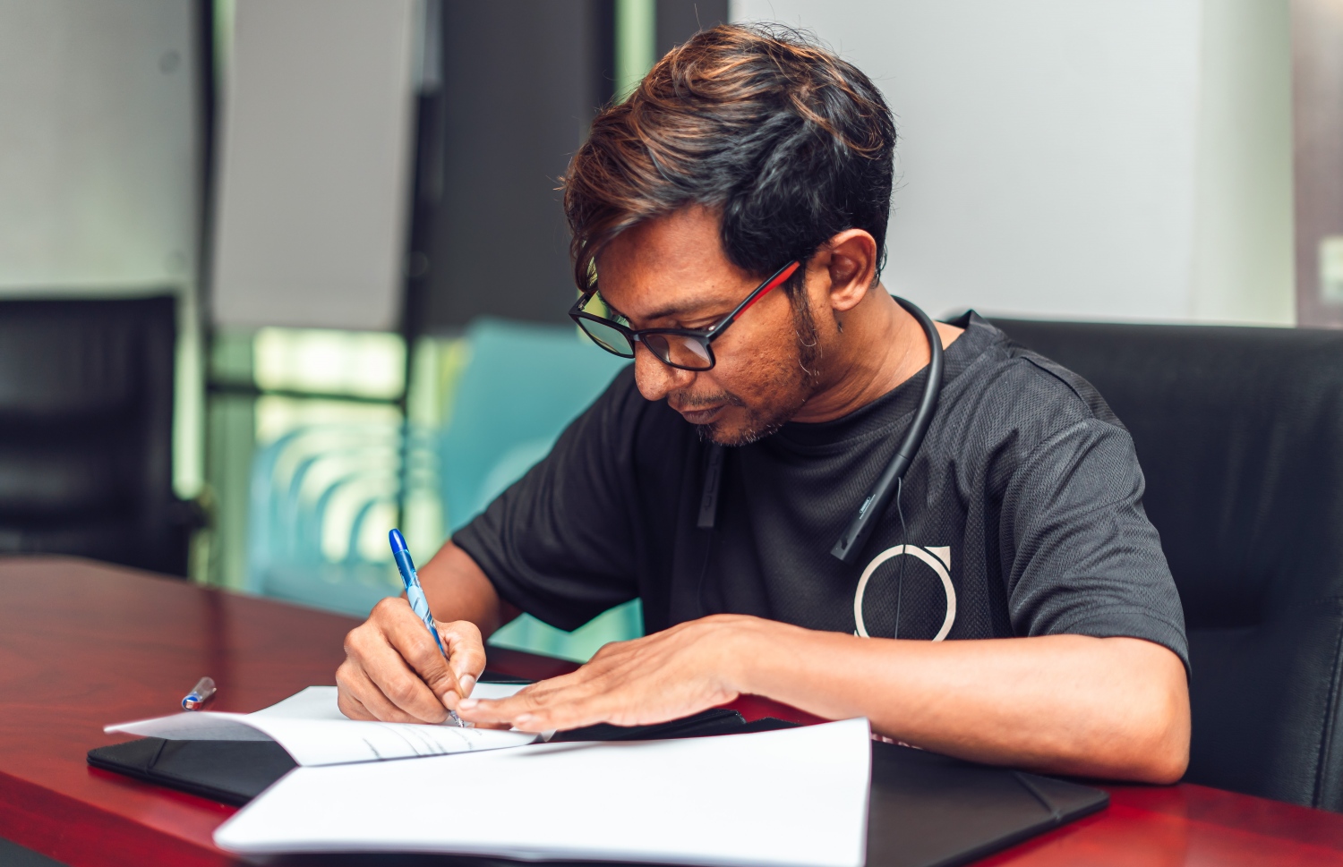 "ރޮބޯމޭން" އުފެއްދުމުގެ އެއްބަސްވުމުގައި ޑައިރެކްޓަރު މުހައްމަދު މުންތަސިރް (މުންކޮ) ސޮއިކުރަނީ.-- ފޮޓޯ: އޯކޭޒްއިންކް