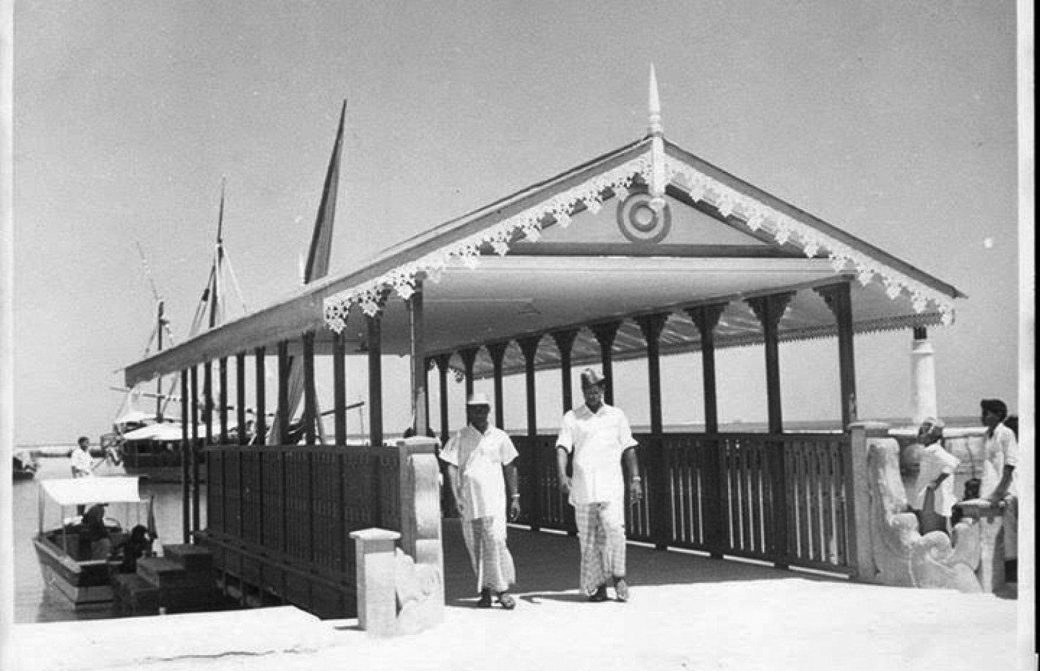 ކުރީގެ ރައީސް އަމީންގެ ވެރިކަމުގައި ރަސްމީ ފާލަން ހުރި ގޮތް.-- ފޮޓޯ ނެގީ ޑރ. ހަސަން ހަމީދުގެ ބްލޮގުން.