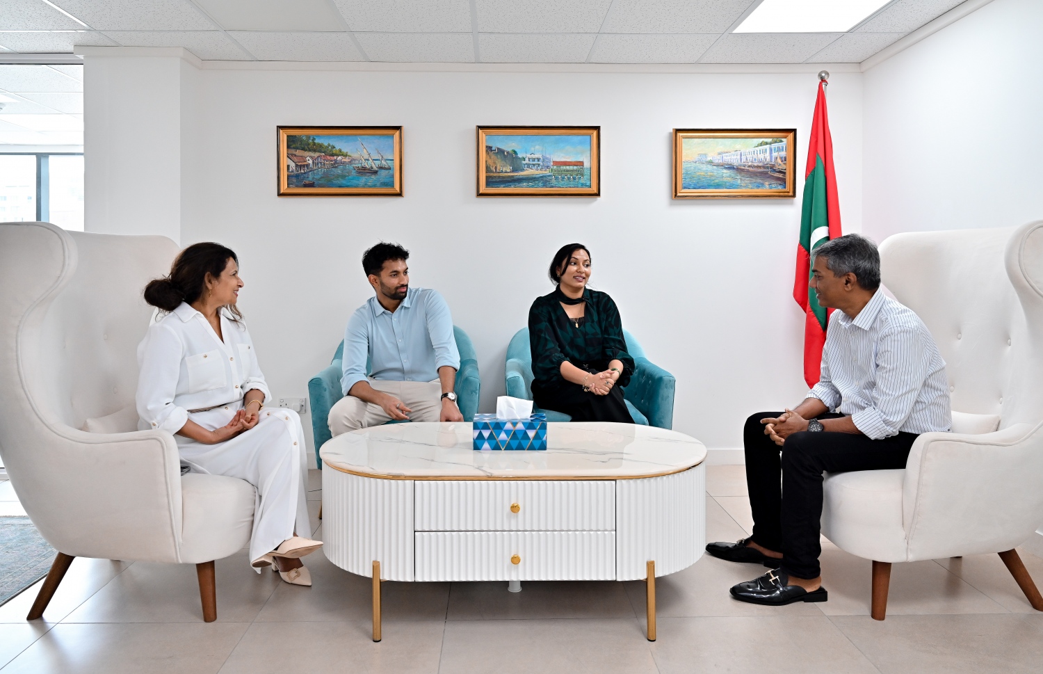 ނޫރައިން އާއި އޭނާގެ ބައްޕަ (ކ)، ކޮއްކޮ (މ)، މަންމަ (ވ) އިށީންދެލައިގެން -- ފޮޓޯ: ނިޝާން އަލީ / މިހާރު