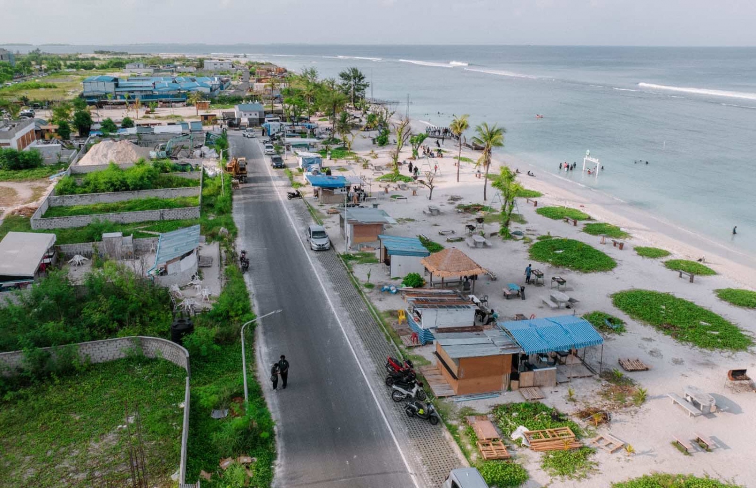 ހިޔާ ފްލެޓްތައް ކައިރީ ބީޗާ ދިމާލުގައި ހަޓު ޖަހައިގެން ވިޔަފާރި ކުރަނީ-- ފޮޓޯ: އެޗްޑީސީ