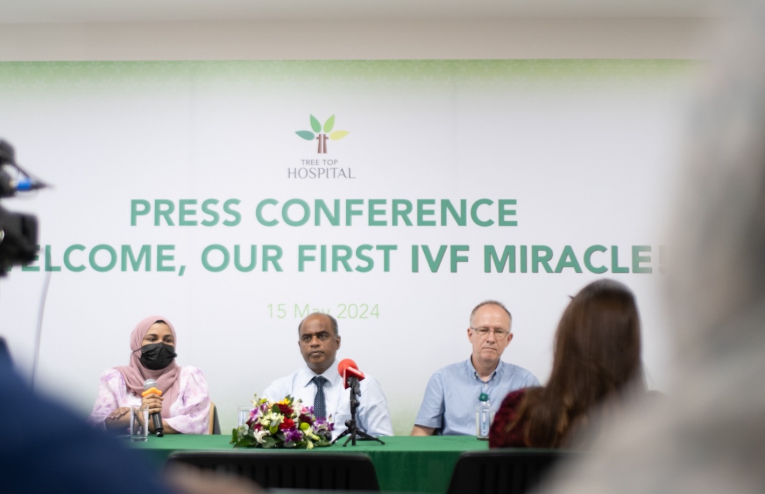 އައިވީއެފްގެ ފުރަތަމަ ދަރިފުޅު ލިބުނުކަން އިއުލާންކުރަން ޓްރީޓޮޕް ހޮސްޕިޓަލުން އިއްޔެ ބޭއްވި ނިއުސް ކޮންފަރެންސްގައި، އެ ހޮސްޕިޓަލްގެ ސީއޯއޯ އާދިލް (މ)، މެޑިކަލް ޑައިރެކްޓާ ޑރ. ލެޑަން ނޮޓެކް އަދި ފާޓިލިޓީ ސްޕެޝަލިސްޓް ޑރ. ޒާކިޔާ ބައިވެރިވެވަޑައިގަންނަވަނީ.-- ފޮޓޯ: ޓްރީޓޮޕް