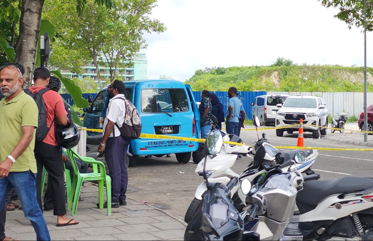 އޭނާ މަރުވެފައި އޮއްވާ ފެނުނު ވެހިކަލް ކައިރީގައި އާންމުން ހަރަކާތްތެރިވަނީ -- ފޮޓޯ: އަލީ ވިސާމް