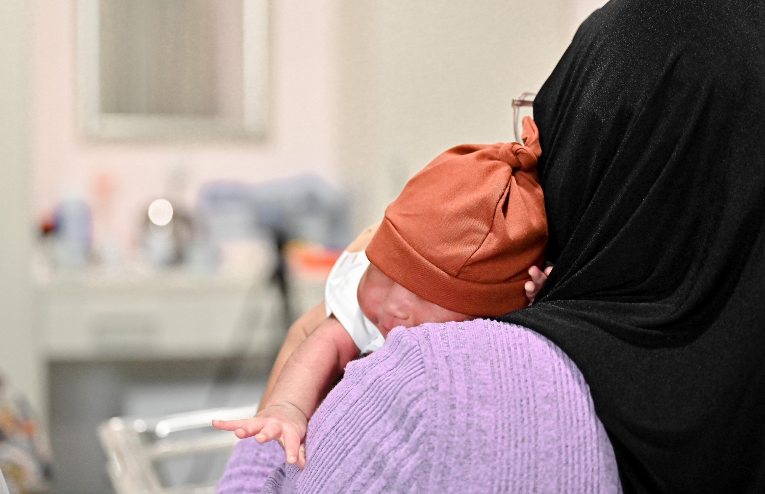 އައިންތު، އޭނާގެ އަލަތު ދަރިފުޅު އުރާލައިގެން.-- ފޮޓޯ: ނިޝާން އަލީ/ މިހާރު