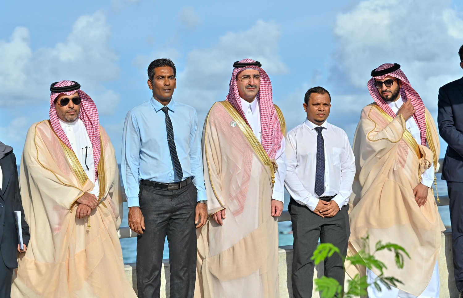 ކަނެކްޓިން ބްރިޖު ހުޅުވުމުގެ ރަސްމިއްޔާތުގައި ފިނޭންސް މިނިސްޓަރު ޝަފީގާއި ސައުދީ ފަންޑުގެ ސީއީއޯ އާއި އެޗްޑީސީގެ މެނޭޖިން ޑިރެކްޓަރު -- ފޮޓޯ: ނިޝާން އަލީ / މިހާރު