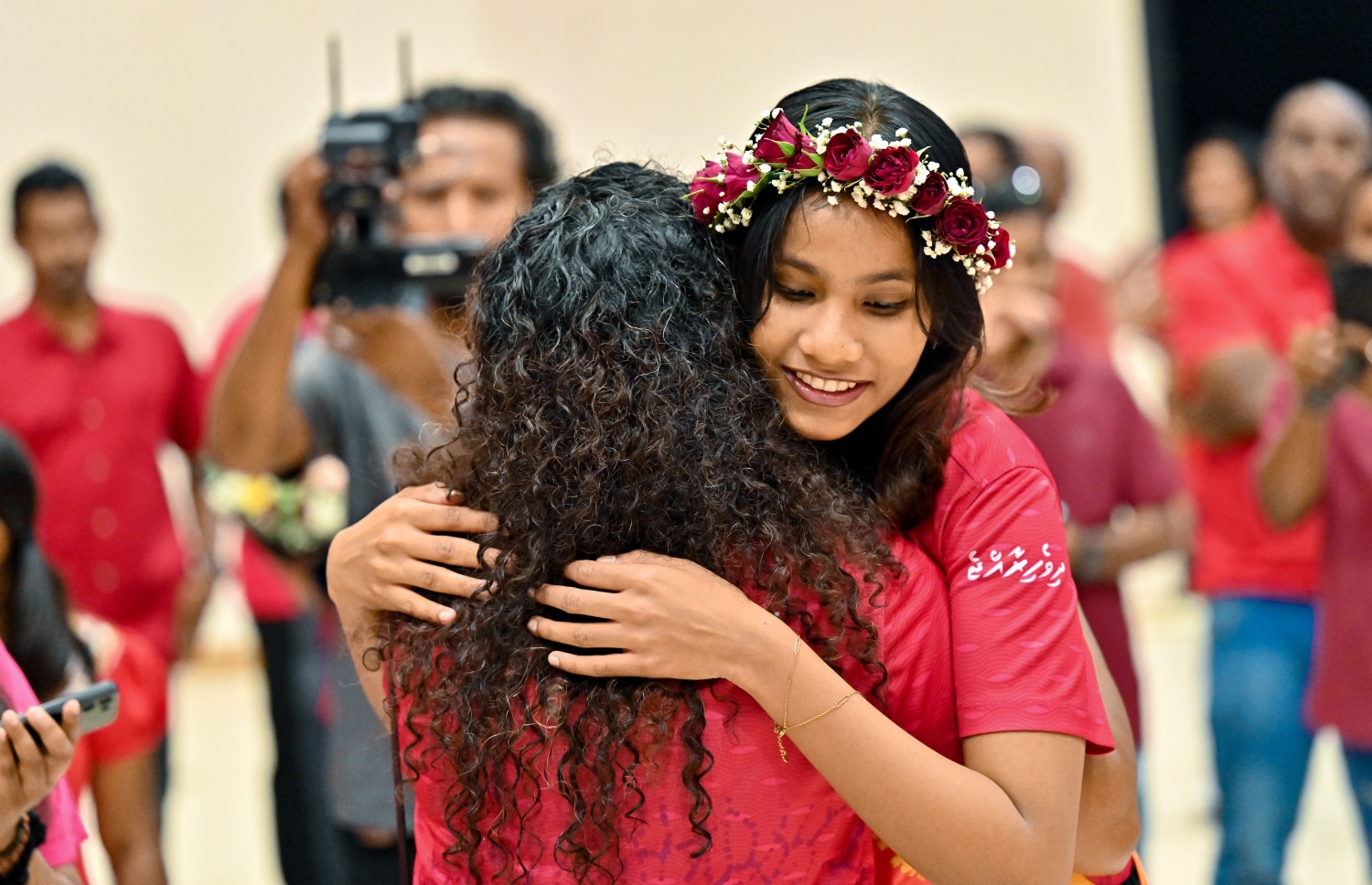 ދީމާގެ ގައިގައި އެހެން އެތުލީޓަކު ބައްދާލަނީ: އޭނާ އަށް އޮތް އިހުތިރާމު ފެނިގެން ދިޔަ --- ފޮޓޯ: ނިޝާން އަލީ | މިހާރު