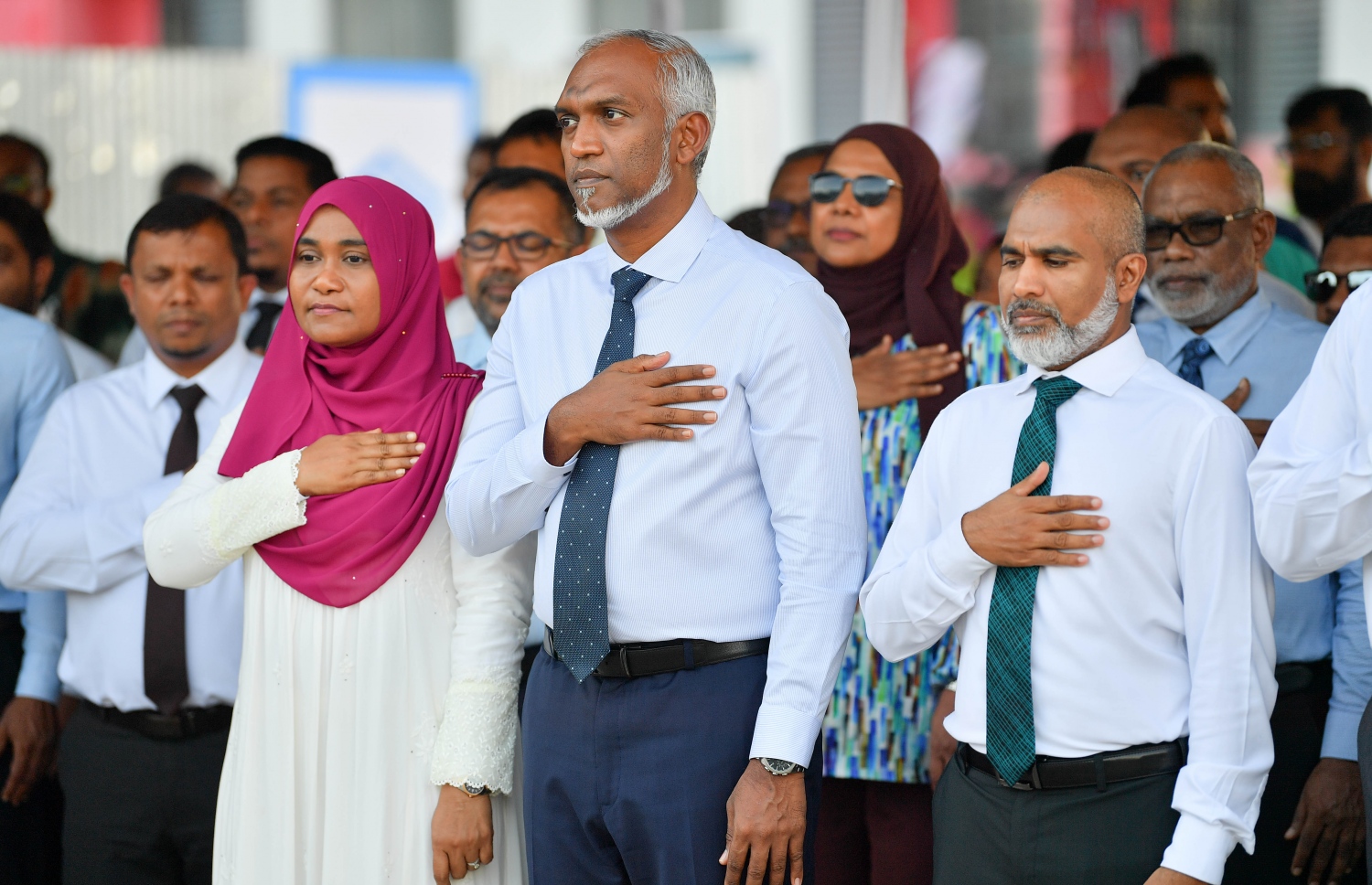 ރައީސް ޑރ. މުހައްމަދު މުއިއްޒުގެ ދެކަނބަލުންނާއި އެޑިޔުކޭޝަން މިނިސްޓަރު ޑރ. އިސްމާއިލް ޝަފީއު ރަސްމިއްޔާތެއްގައި ބައިވެރިވެވަޑައިގަންނަވަނީ.-- ފޮޓޯ: ރައީސް އޮފީސް