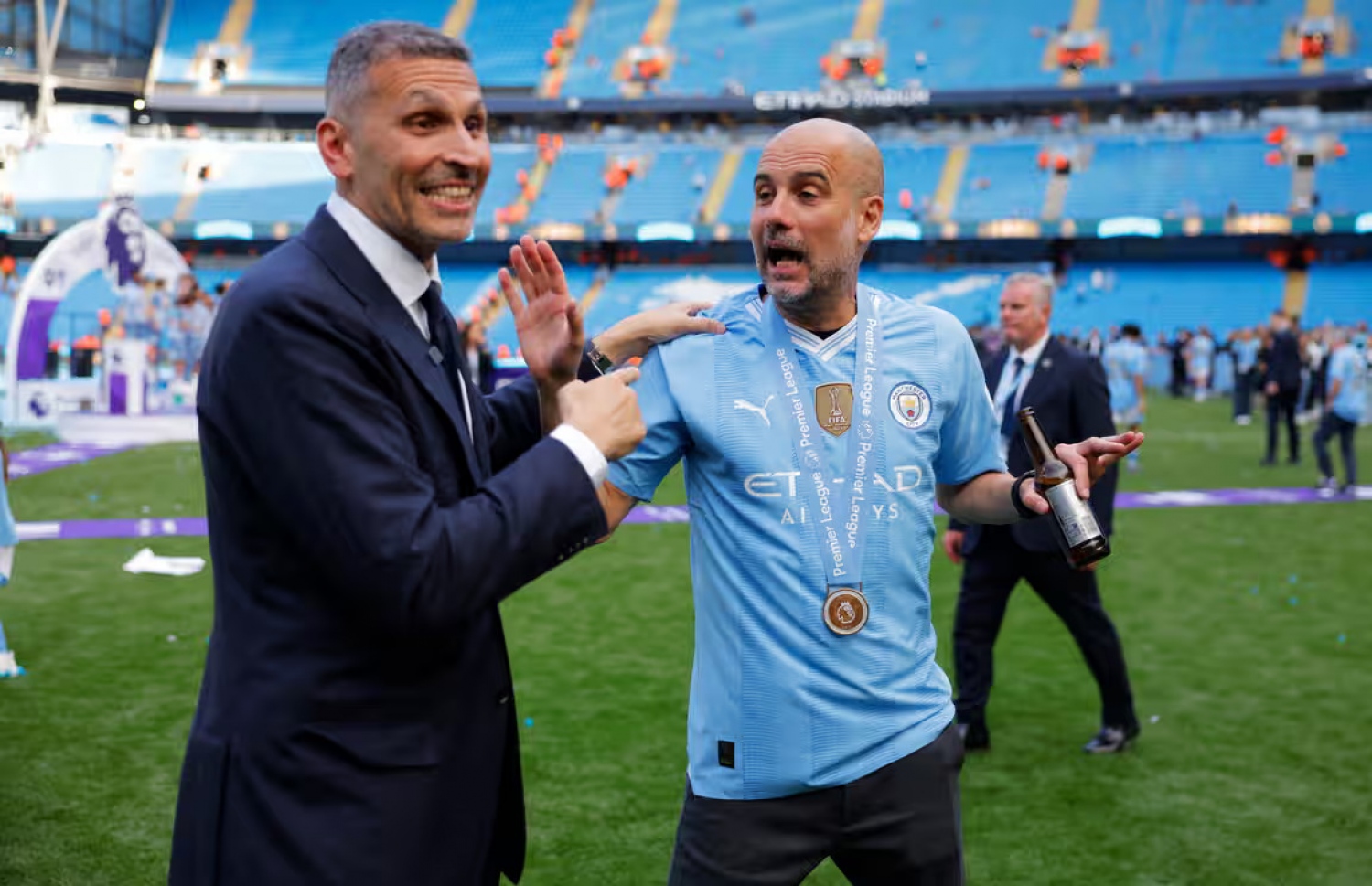 ކާމިޔާބަށް ފަހު، ޕެޕް ގާޑިއޯލާ (ކ) މެންޗެސްޓާ ސިޓީގެ ޗެއާމަން ޚަލްދޫން އަލް މުބާރަކާ އެކު އުފާފާޅުކުރަނީ