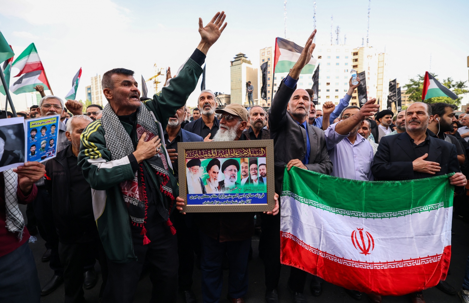 އިރާނުގެ ރައީސް ރައިސީ އަވަހާރަވުމާ ގުޅިގެން، ތެހެރާނުގައި ގިނަ ބަޔަކު އެއްވެ ހިތާމަފާޅުކުރަނީ. --ފޮޓޯ: އޭއެފްޕީ