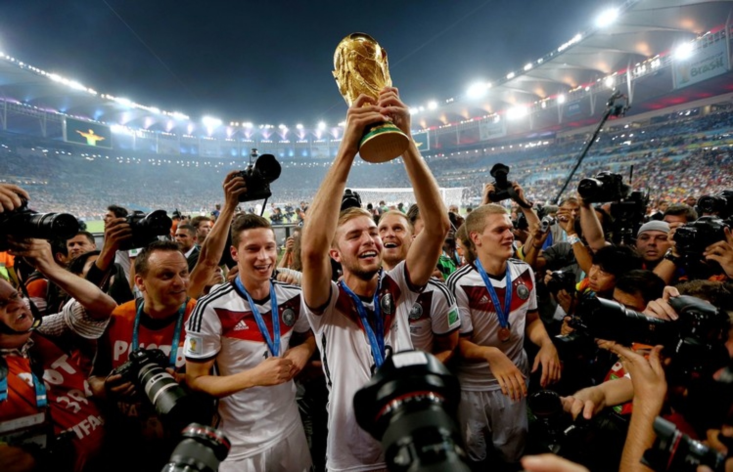 ޖަރުމަނުގެ ޓީމާ އެކު 2014 ގެ ޔޫރޯ ކާމިޔާބު ކުރުމަށް ފަހު ކްރޫޒް، ތަށީގައި ހިފަހައްޓާލައިގެން