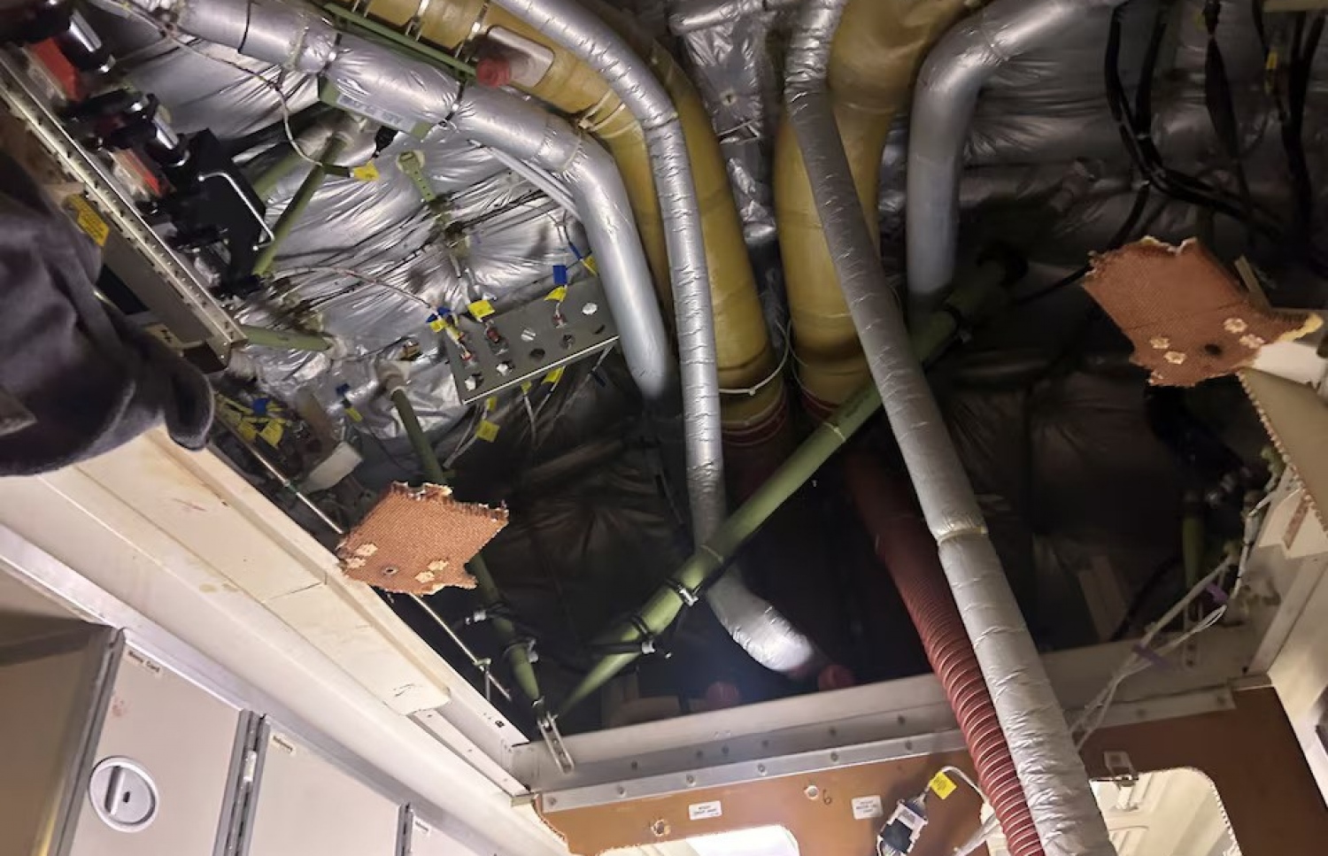 ޓާބިއުލަންސް އާ ކުރިމަތިވި ސިންގަޕޯ އެއާލައިންސްގެ ބޯޓުގެ މަތީގައި ހަރުކޮށްފައި ހުރި ޕެނަލްތައް ތިރިއަށް ވެއްޓިފައި. --ފޮޓޯ: ރޮއިޓާސް