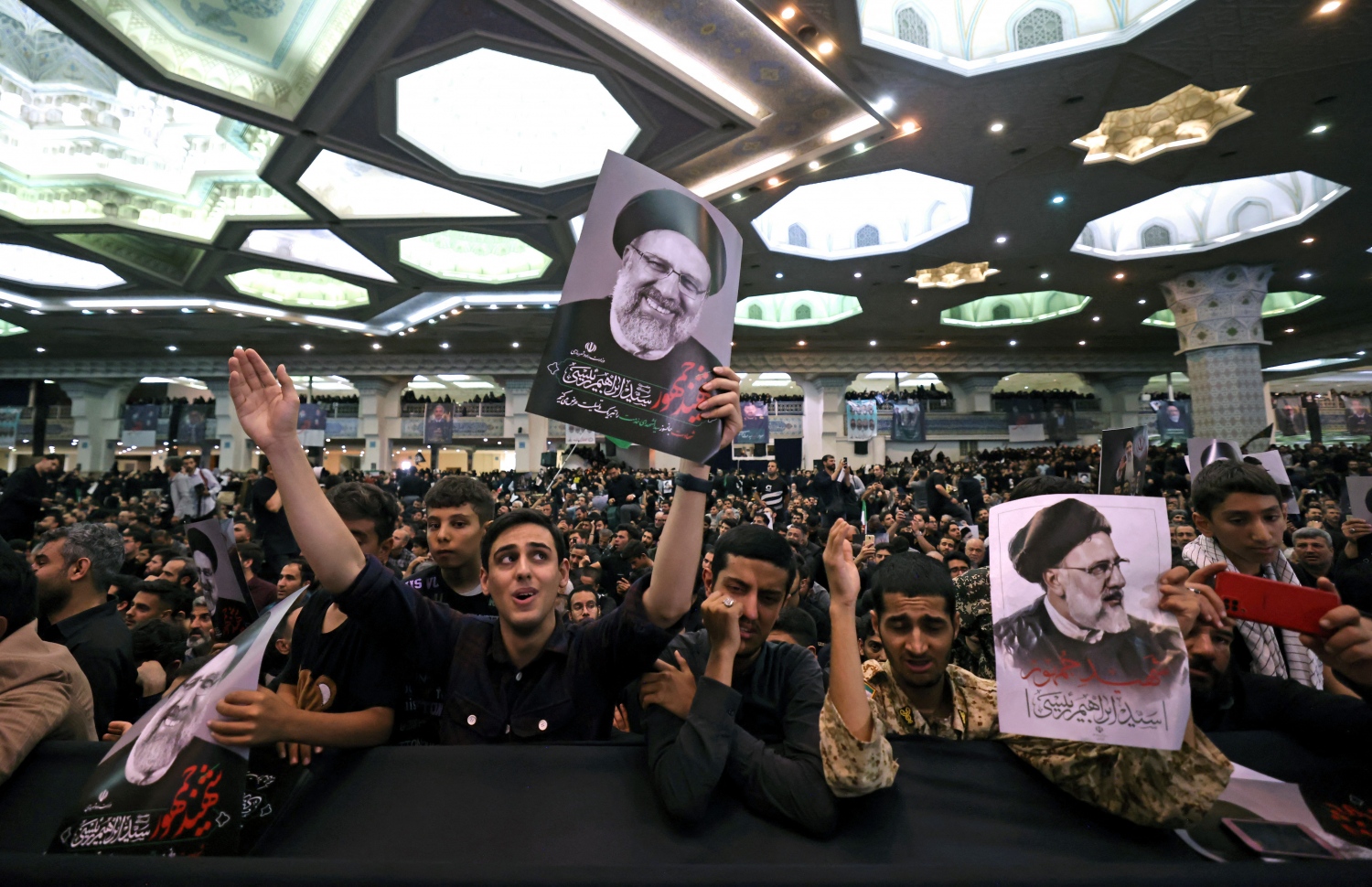 އިރާނުގެ ރައީސް ރައިސީގެ ޖަނާޒާގައި ބައިވެރިވާން ގިނަ ބަޔަކު ޖަމާވެފައި. --ފޮޓޯ: އޭއެފްޕީ