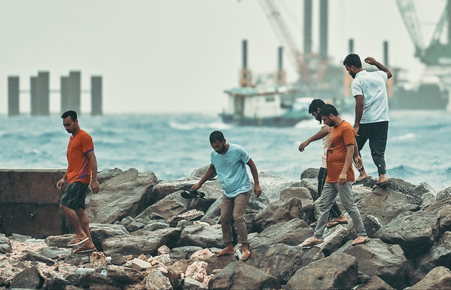 މިއަދު ބަޔަކު ރަސްފަންނު ސަރަހައްދުގައި ހުރި ހިލަތަކުމަތން ފައިބަނީ، ގަޑިއަކު 36 މޭލާއި 42 މޭލަށް ދެމެދުގައި އަދި ވިލާގަނޑުގައި ގަޑިއަކު 60 މޭލުގެ ބާރުމިނަށް ވައިގަދަވާނެ --- ފޮޓޯ: ނިޝާން އަލީ | މިހާރު