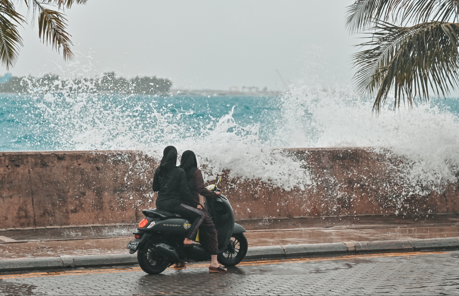 ދަރުމަވަންތަ ހޮސްޕިޓަލް ސަރަހައްދުގައި ދެ މީހަކު ސައިކަލުގައި ދާއިރު އެ ސަރަހައްދަށް ރާޅު އަރަމުން ދަނީ -- ފޮޓޯ: ނިޝާން އަލީ | މިހާރު