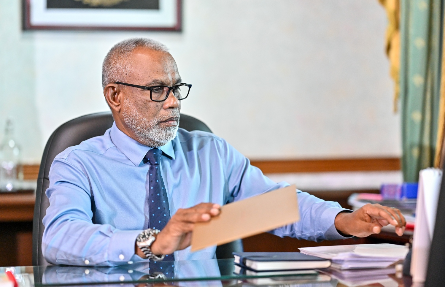 އަބްދުއްރަހީމް އަބްދުﷲ މިއަދު "މިހާރު" އަށް އިންޓަވިއު ދެއްވަނީ: އޭނާ ވިދާޅުވީ ސަރުކާރަށް ފުރިހަމަ އެއްބާރުލުންދީ، ރައްޔިތުން އިތުބާރު ކުރާ ފަދަ މަޖިލީހެއް ހިންގޭނެ ކަމުގެ ޔަގީންކަން އޮތް ކަމަށް - ފޮޓޯ: ފަޔާޒު މޫސާ / މިހާރު