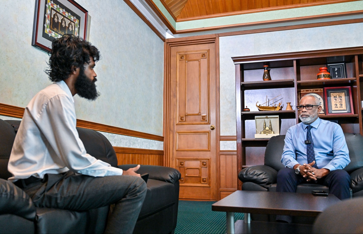 އަބްދުއްރަހީމް އަބްދުﷲ މިއަދު "މިހާރު" އަށް އިންޓަވިއު ދެއްވަނީ - ފޮޓޯ: ފަޔާޒު މޫސާ / މިހާރު