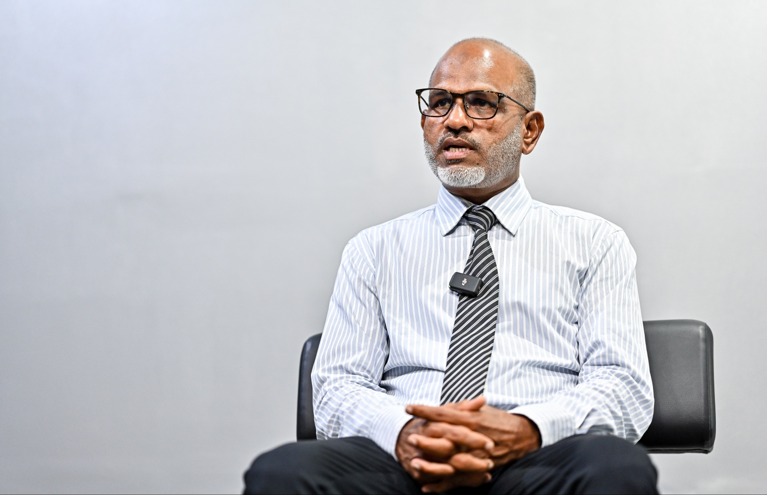 ނާޒިމް "މިހާރު" އަށް އިންޓަވިއު ދެއްވަނީ: އޭނާ ވަނީ ރައްޔިތުންނަށް ހިދުމަތް ކޮށްދިނުމަށް މަގާމު މުހިންމު ނޫން ކަމަށް ވިދާޅުވެފައި -- ފޮޓޯ: ފަޔާޒް މޫސާ/ މިހާރު