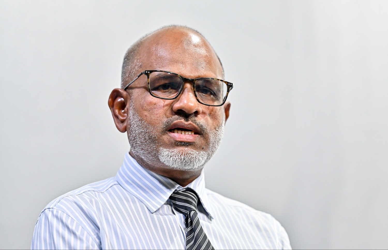 ނާޒިމް "މިހާރު" އަށް އިންޓަވިއު ދެއްވަނީ: އޭނާ ވިދާޅުވީ ސިޔާސީ ދާއިރާއަށް އެނބުރި ވަޑައިގެންނެވީ ގައުމަށް ހިދުމަތް ކޮށްދެއްވުމަށް ކަމަށް -- ފޮޓޯ: ފަޔާޒް މޫސާ/ މިހާރު