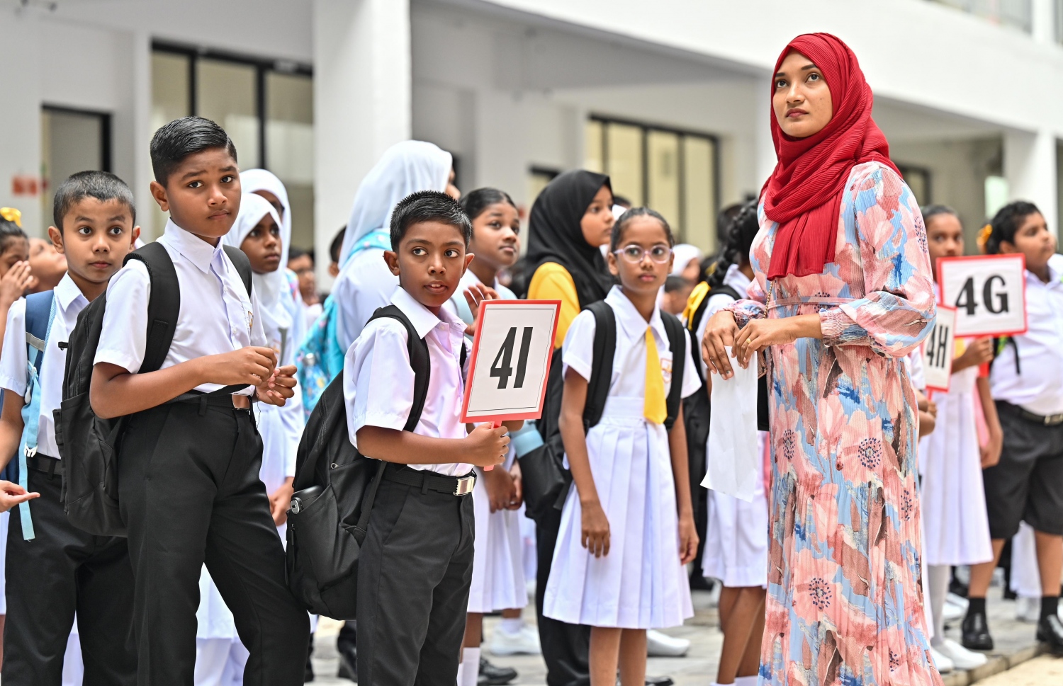 ޓީޗަރަކު ކުދިންނާ އެކު އެސެމްބްލީގައި މަޑުކޮށްލައިގެން: މުޖުތަމައު ކުރިއަރައި ގޮސް ވަރުގަދަ ހަޟާރަތެއް ބިނާ ކުރަން މަގުފަހި ވުމުގައި އެންމެ އިސް ދައުރެއް އަދާކުރާ އެއްބަޔަކީ ތަރުބިއްޔަތު ކުރާ މީހުން.